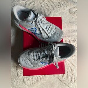 New Balance Fresh Foam X 860v13 kids 1.5 Sneakers with Blue and Pink Accents